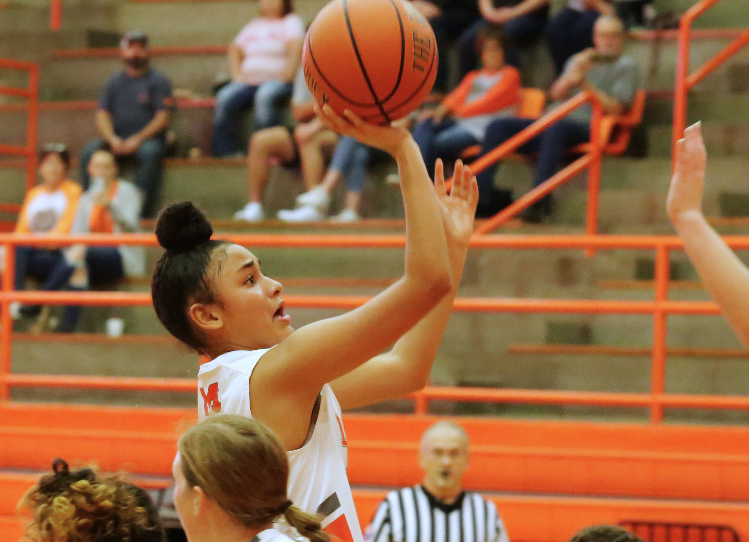 Mineola’s Kayla Jackson puts up a runner from the lane.